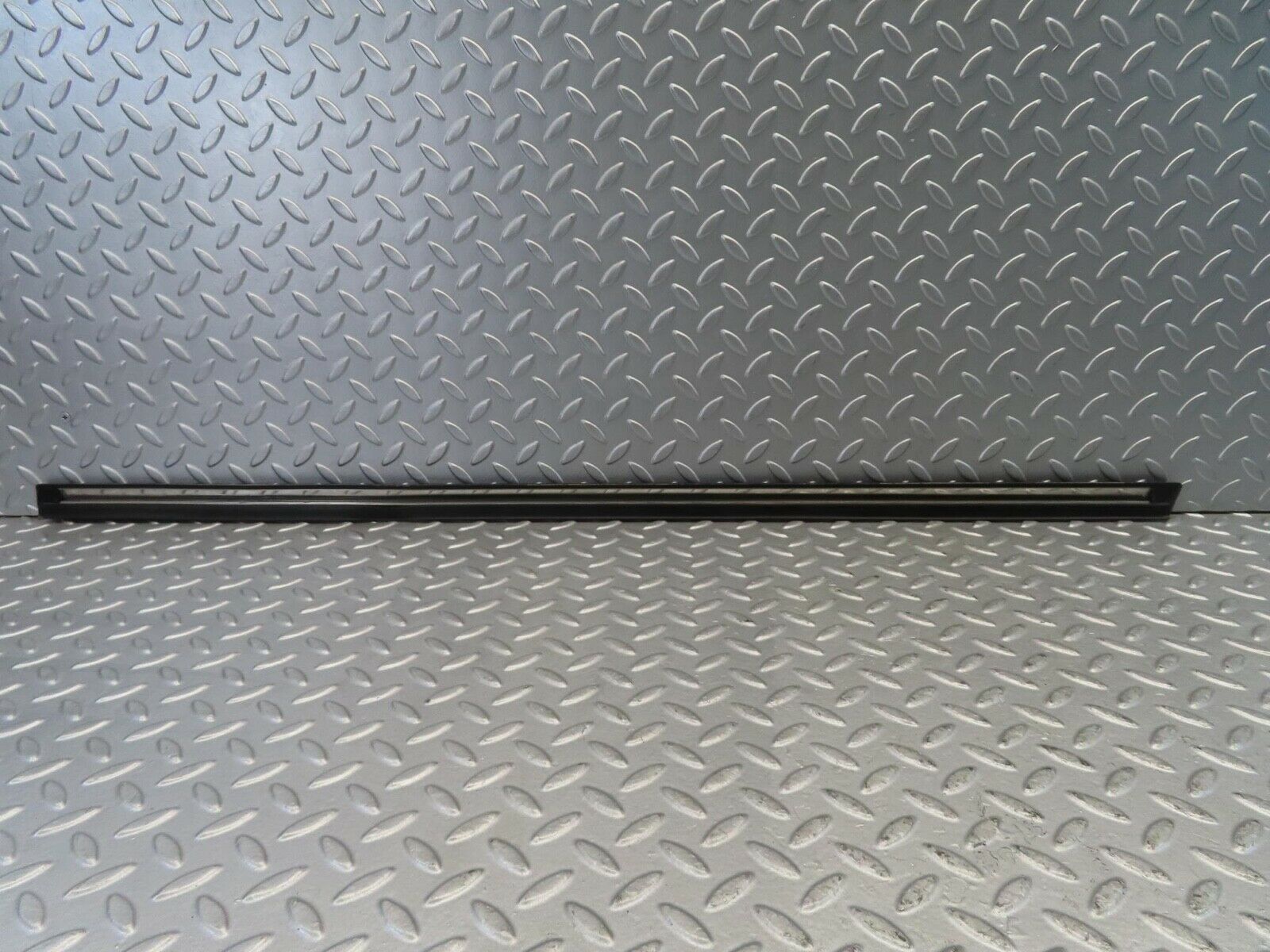 11044 Mercedes-Benz W123 Front Left Door Centre Moulding Trim