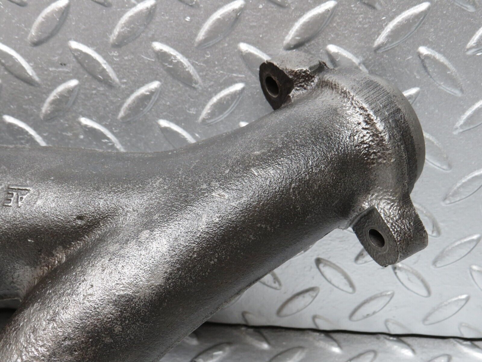 33107 Mercedes-Benz W124 200D Exhaust Manifold 6011420301