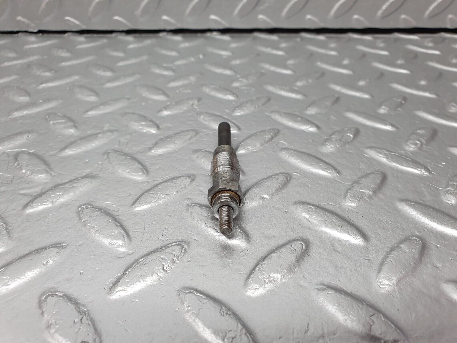 40846 Mercedes-Benz W123 300D Glow Plug Beru 0100221107