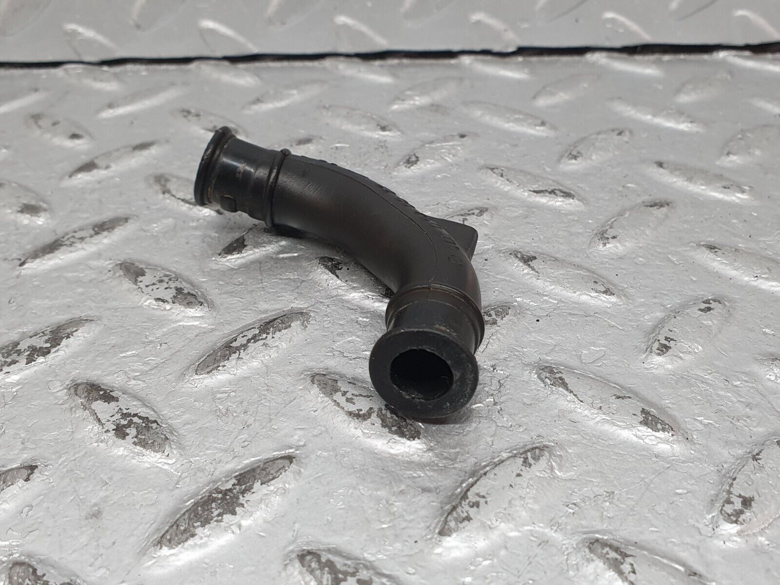 41250 Mercedes-Benz W126 300SE Engine Crankcase Breather Hose 1030940082