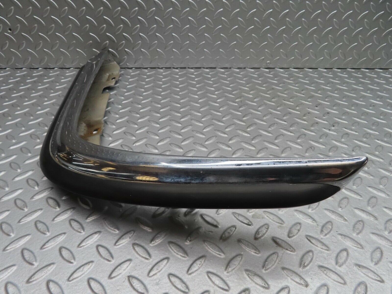 14411 Mercedes-Benz W116 350SE Front Left Upper Bumper Corner