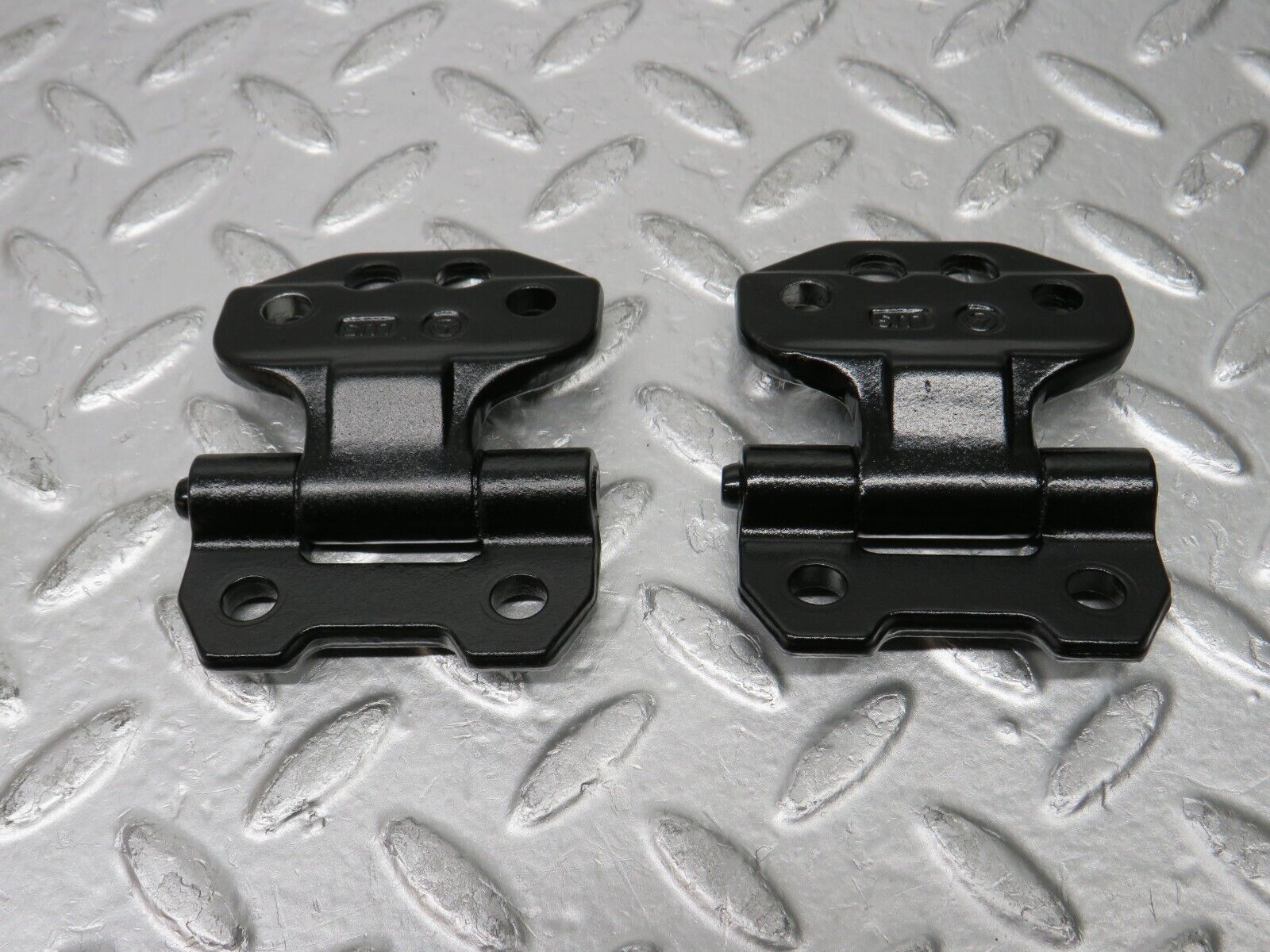 30392 Mercedes-Benz W124 230E Left Door Hinge Pair