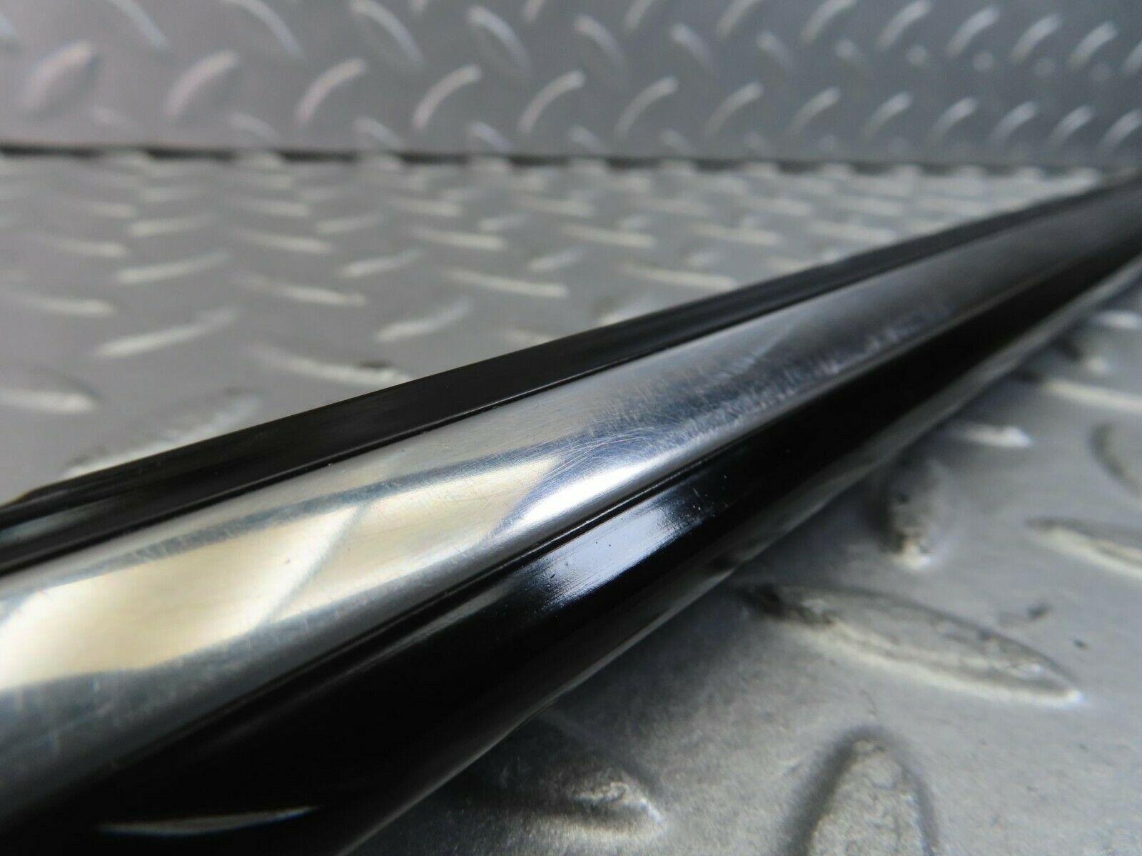 10257 Mercedes-Benz W123 Front Left Door Centre Moulding Trim