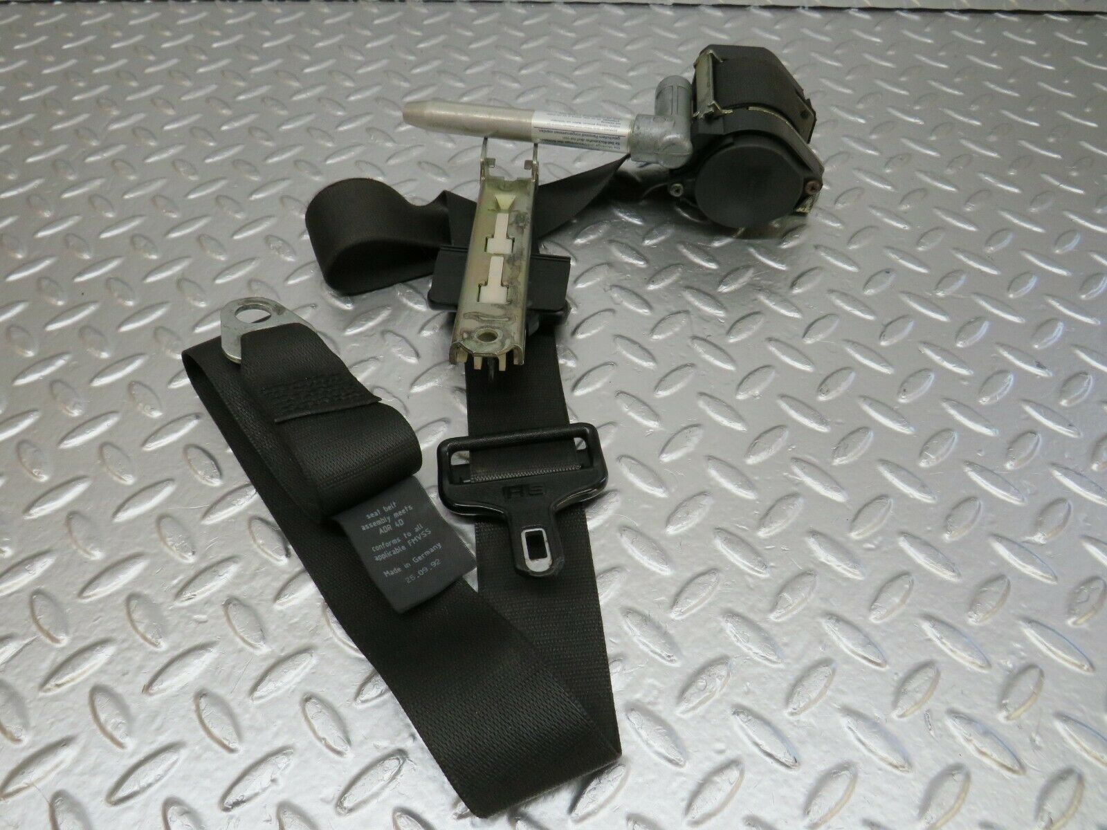 24385 Mercedes-Benz S124 220TE Wagon Front Right Seat Belt 1248609885