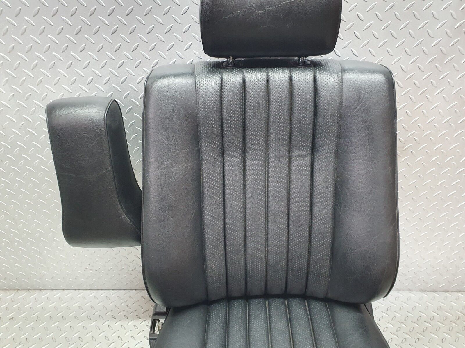 40807 Mercedes-Benz W123 300D Front Left Seat Leather Black