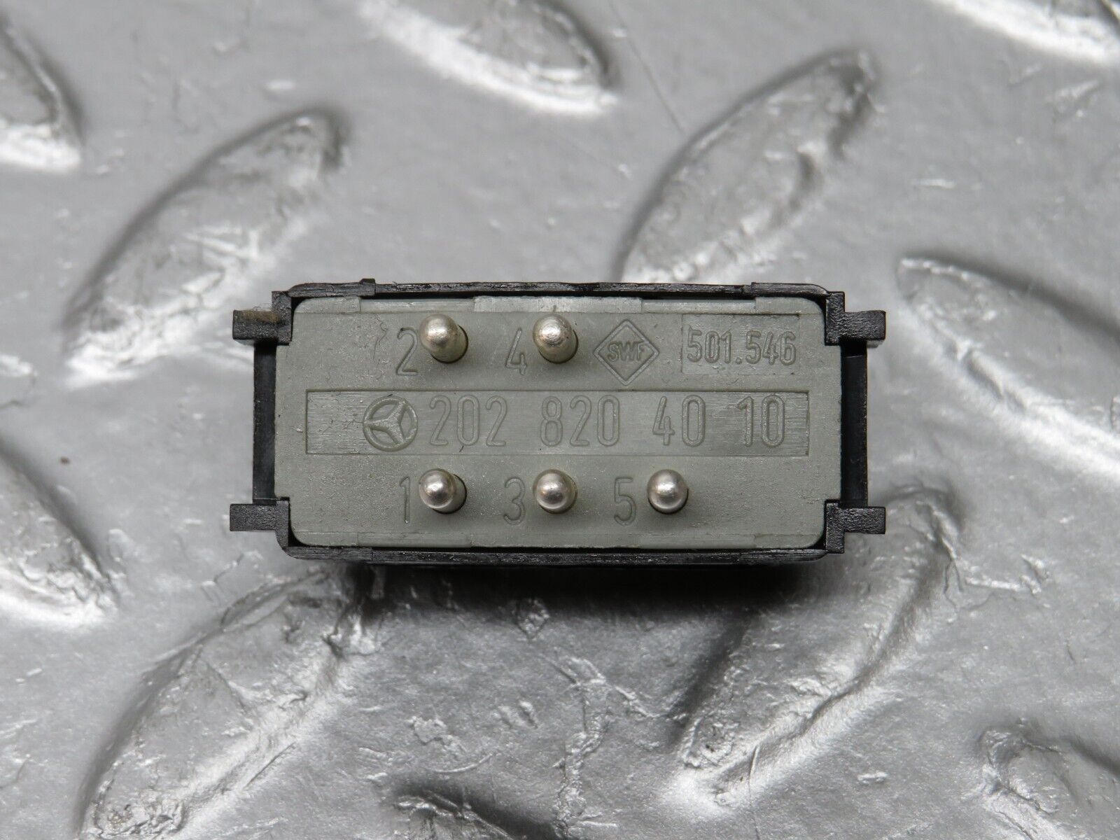 33332 Mercedes-Benz W202 C180 Central Locking Switch 2028204010