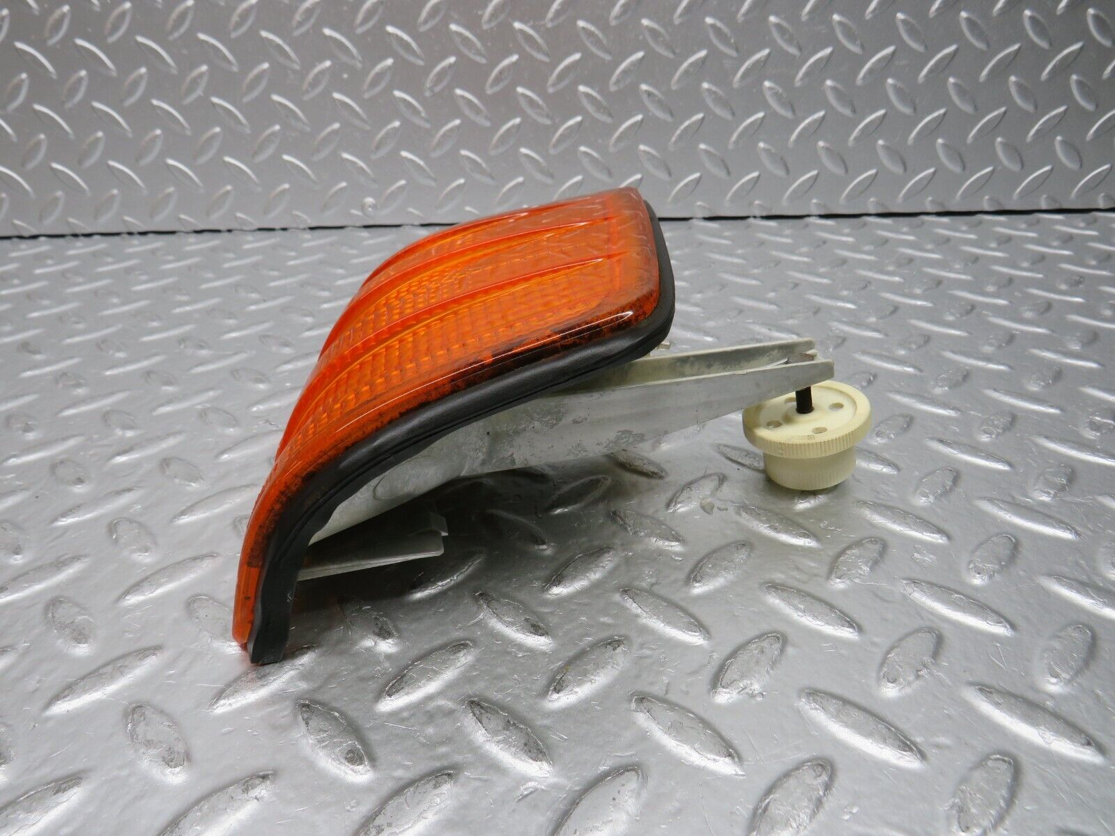 30669 Mercedes-Benz W201 190E 2.0L Indicator Light Front Left Bosch 1305232034