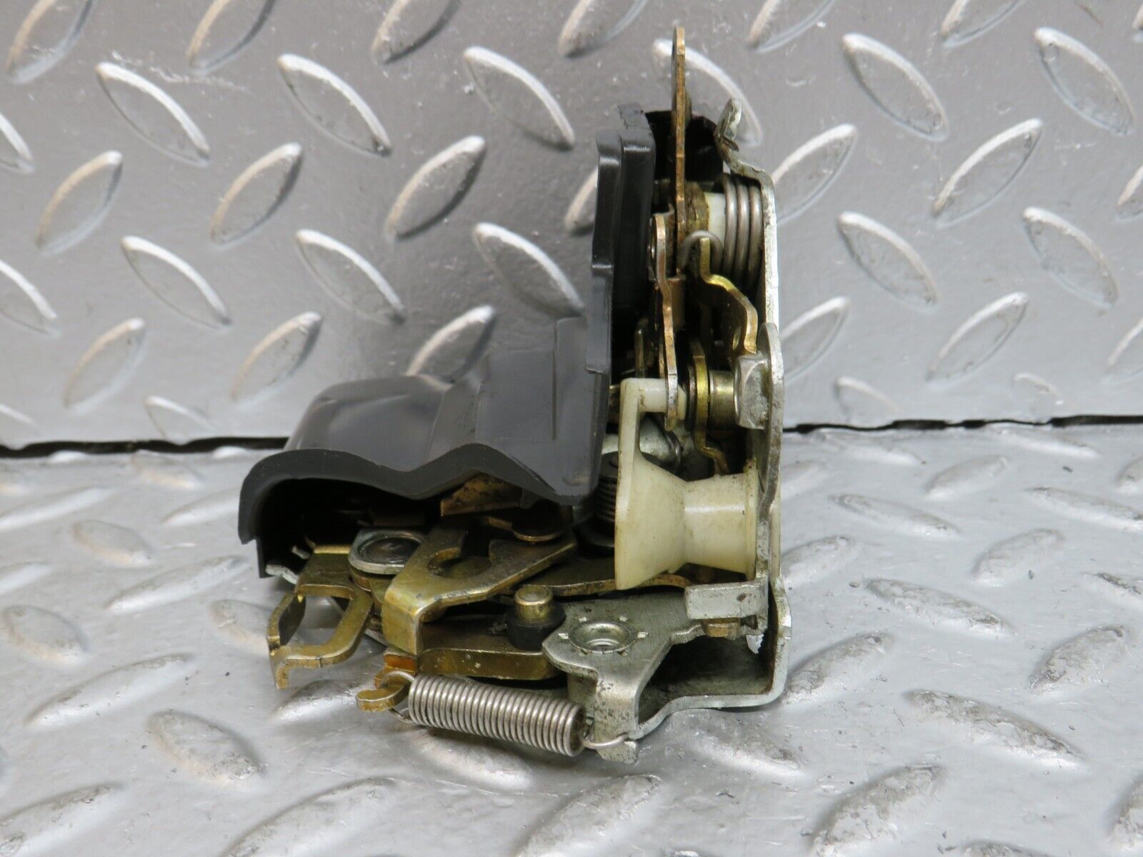 29667 Mercedes-Benz W123 230E Front Right Door Lock Mechanism 1237230208