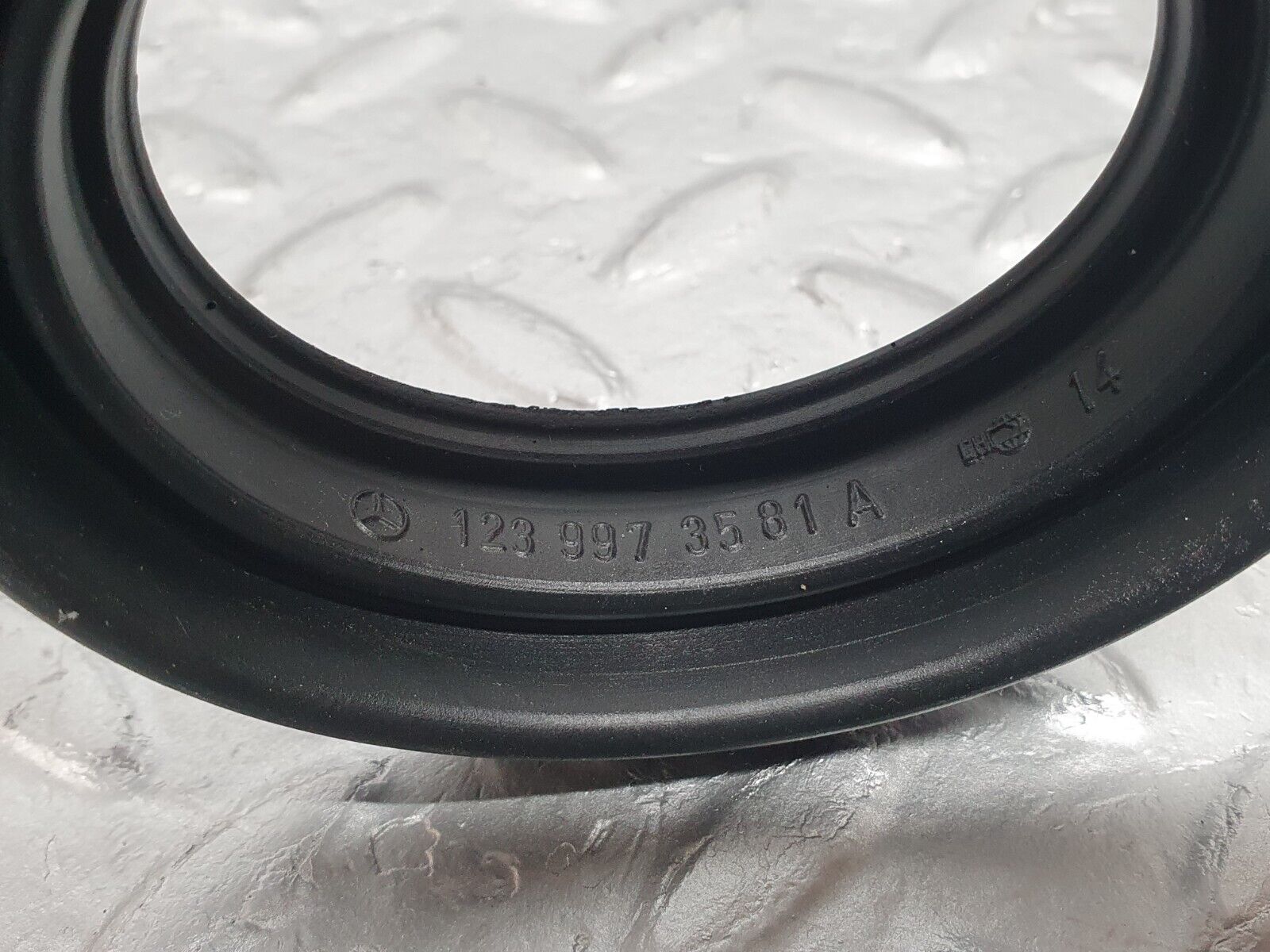 41031 Mercedes-Benz W126 300SE Fuel Tank Filler Rubber Gasket 1239973581
