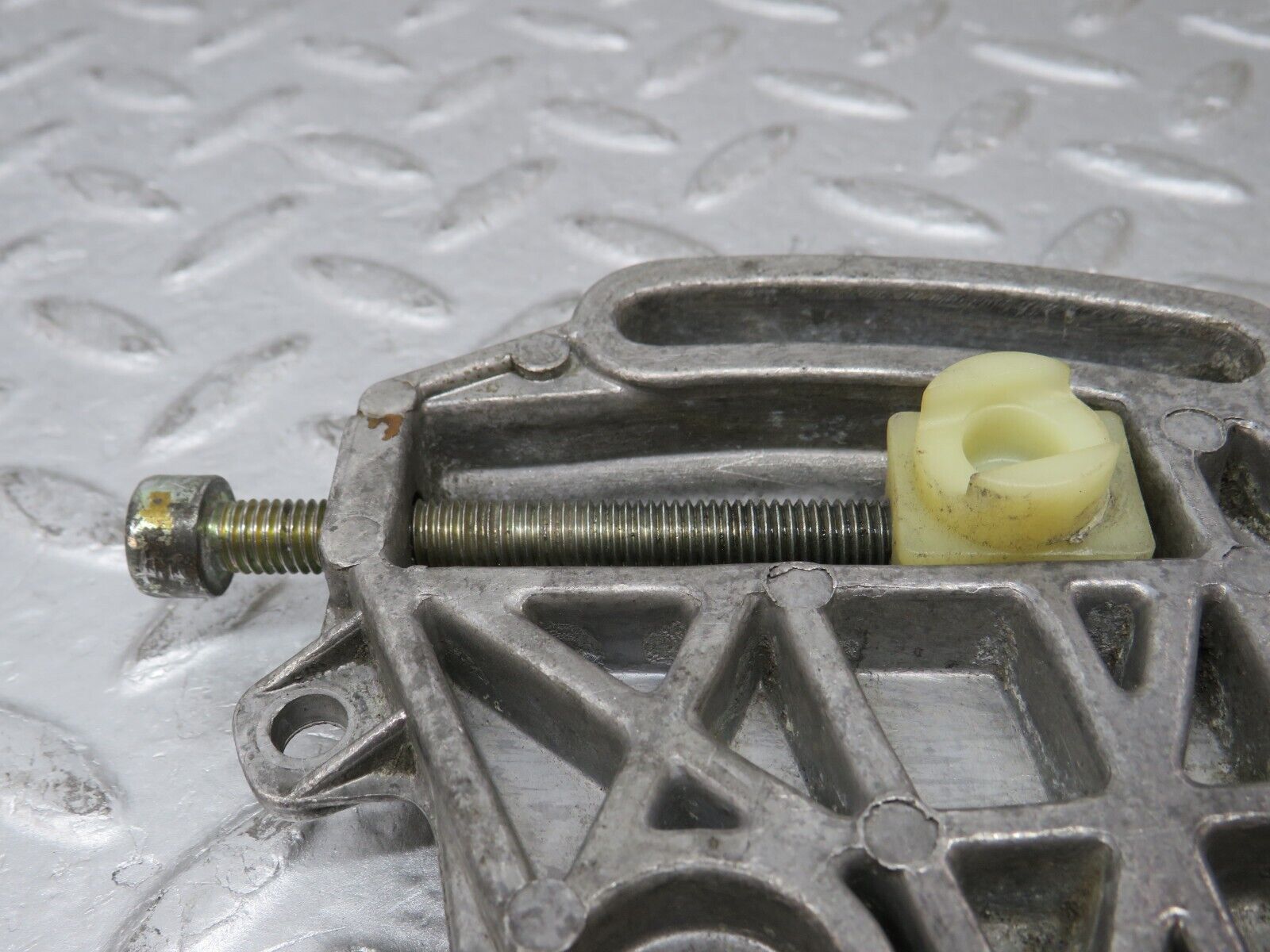 36259 Mercedes-Benz W126 420SE Power Steering Pump Tensioner Bracket 1174661241