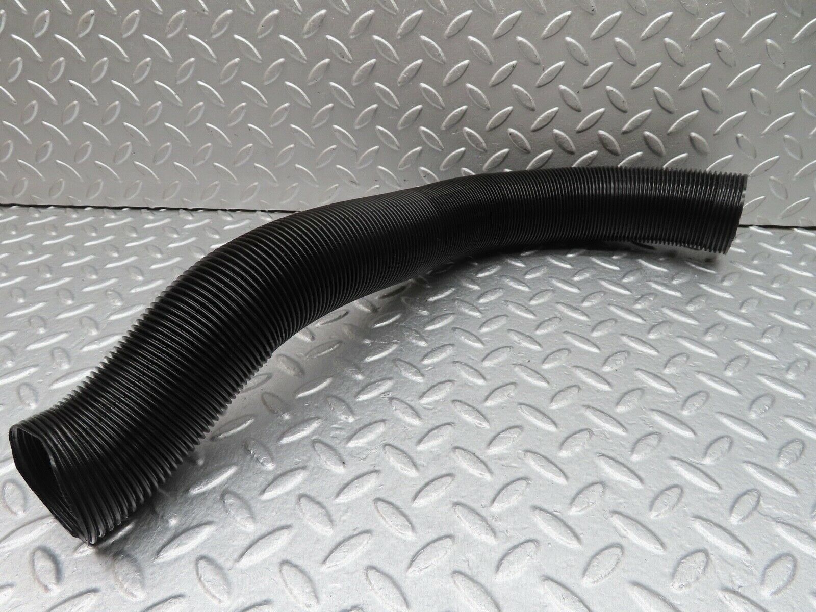 17918 Mercedes-Benz W123 200 Air Duct Pipe Hose