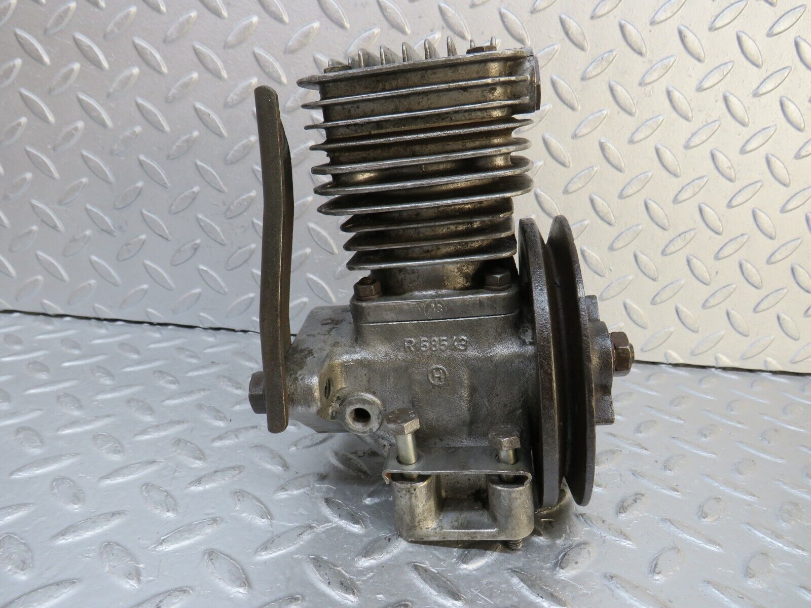 37590 Mercedes-Benz W109 300SEL Air Suspension Compressor R58543