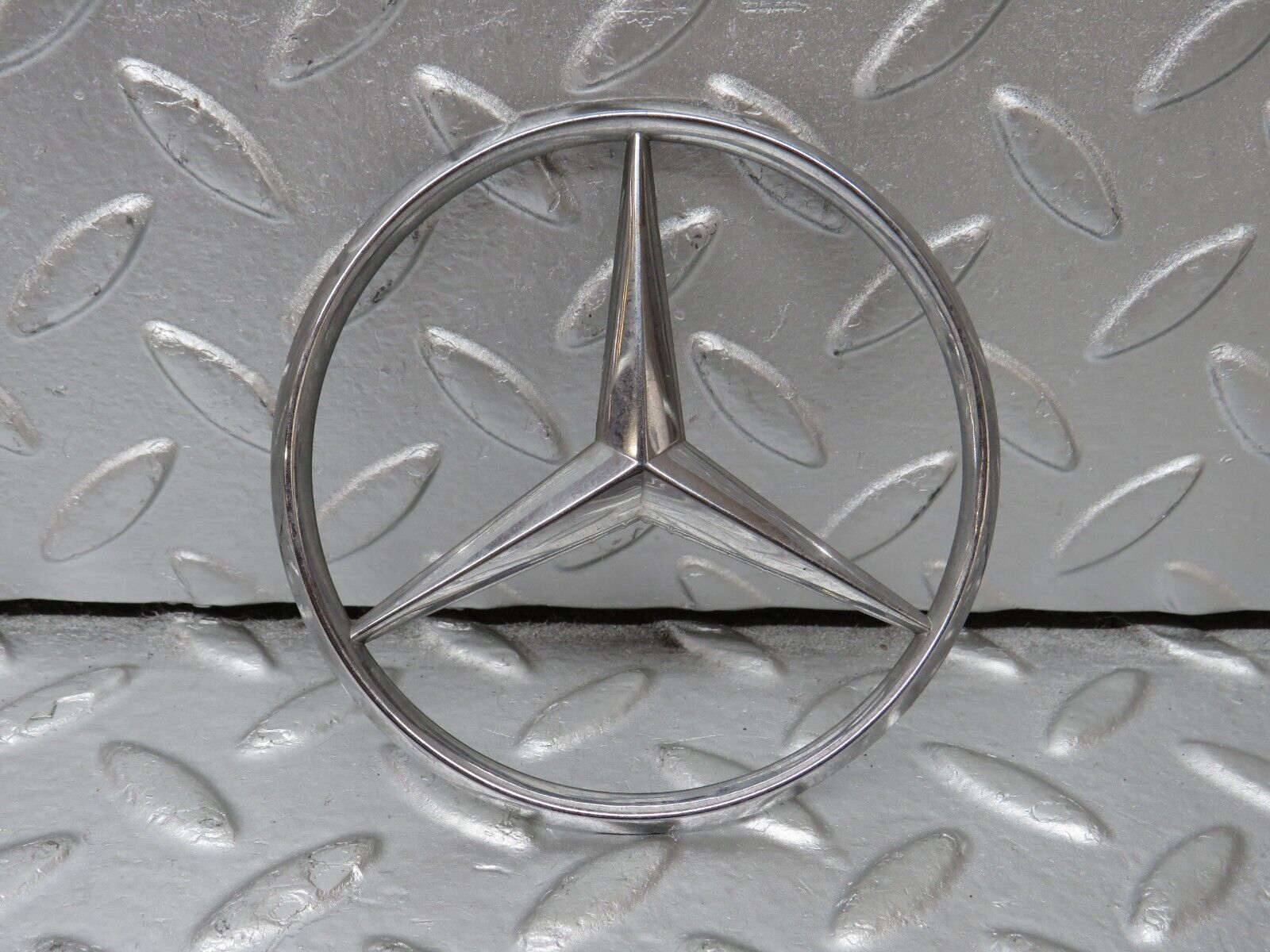 33963 Mercedes-Benz W124 260E Chrome Rear Emblem 2017580058