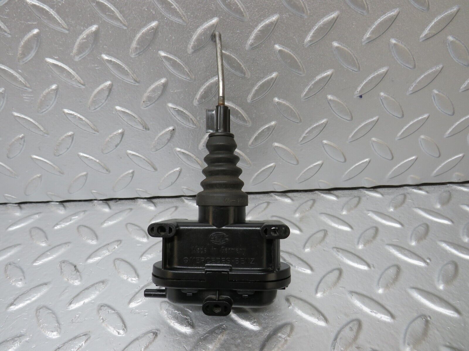 34332 Mercedes-Benz C126 380SEC Coupe Door Lock Vacuum Actuator Left Side