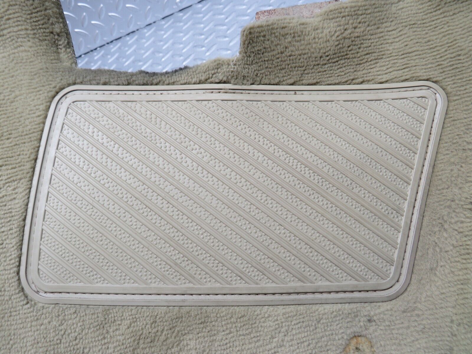 29301 Mercedes-Benz W124 230E Centre Console Carpet Right Side Beige