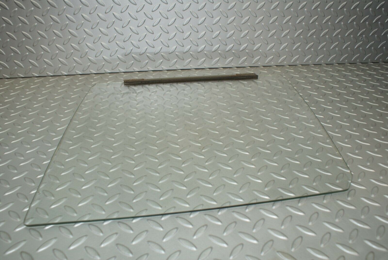 3095 Mercedes-Benz W115 220D Front Left Door Window Glass