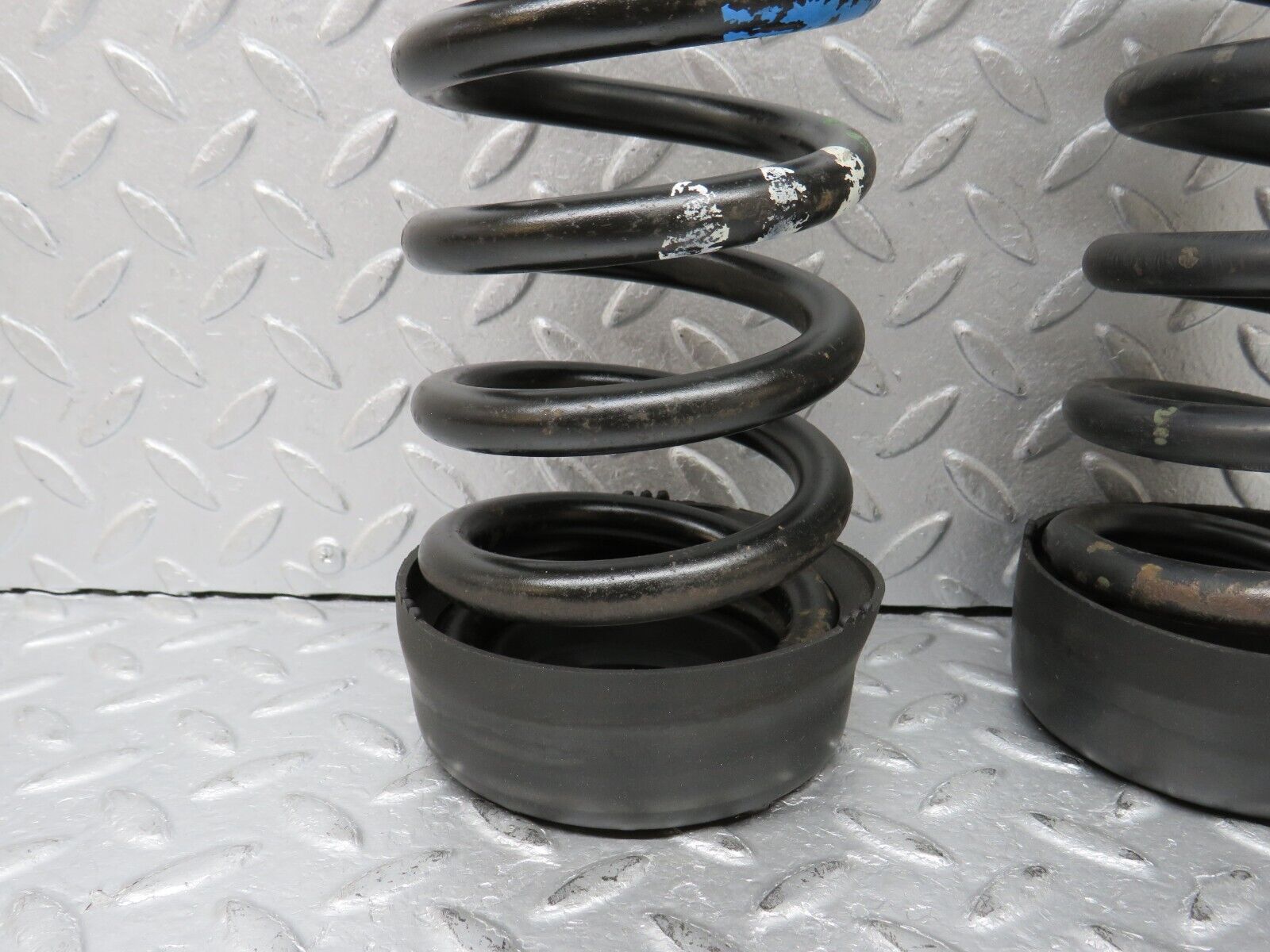 39021 Mercedes-Benz W201 190E 2.6L Rear Coil Spring Pair 2013243604