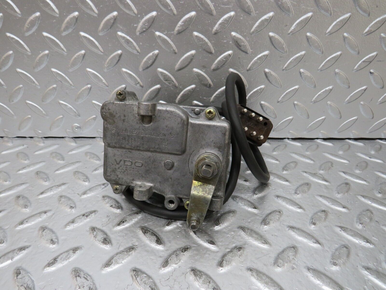 27299 Mercedes-Benz W123 280E Cruise Control Actuator 0025458632