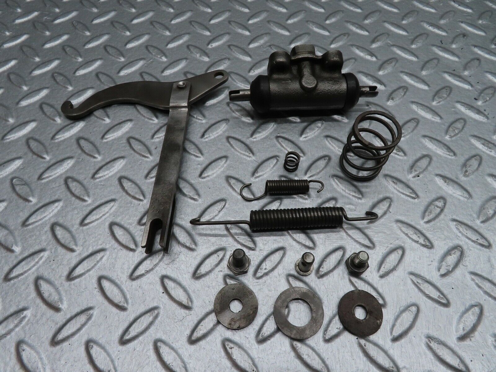 18305 Mercedes-Benz W111 220SE Coupe Rear Left Brake Shoe Accessory Set