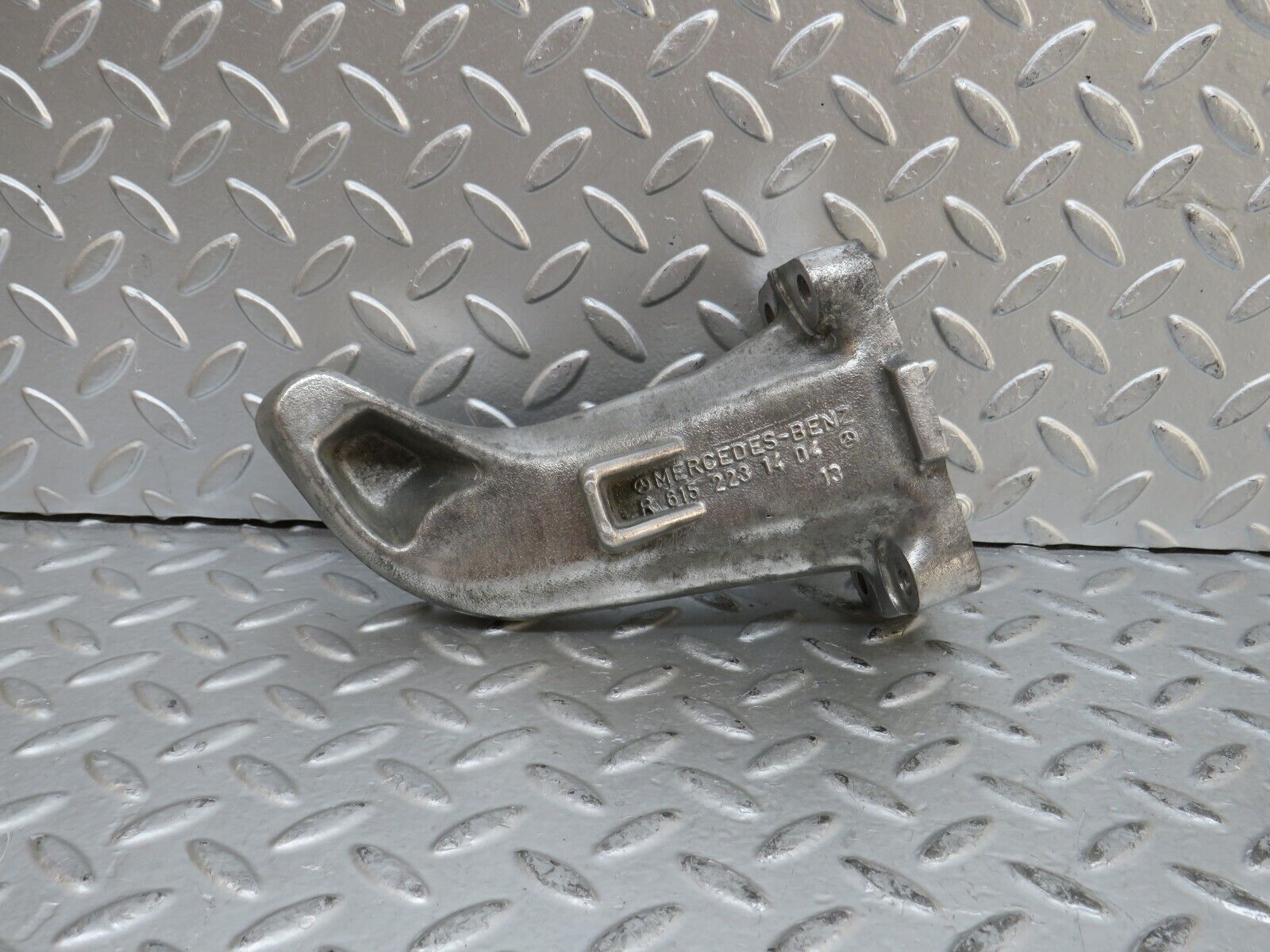 28422 Mercedes-Benz S123 240D Wagon Engine Mount Bracket Right Side 6152231404