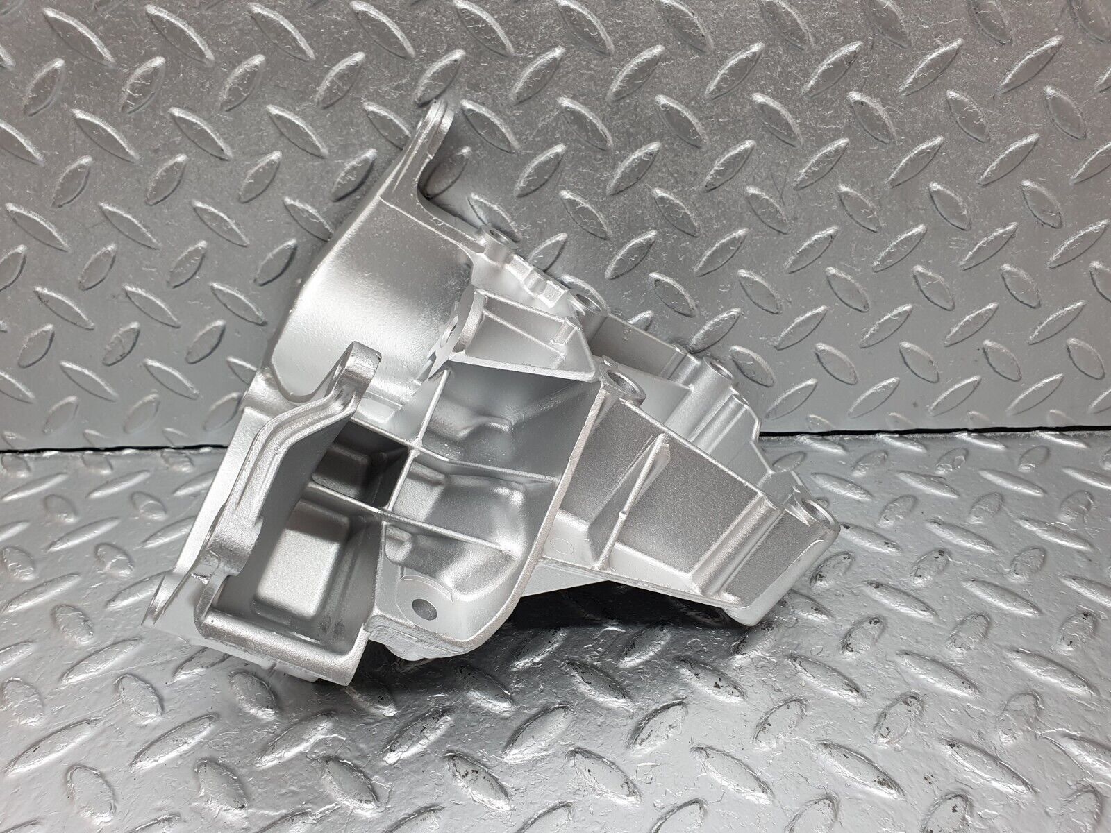 41431 Mercedes-Benz W124 200E Power Steering Pump Bracket 1022361030