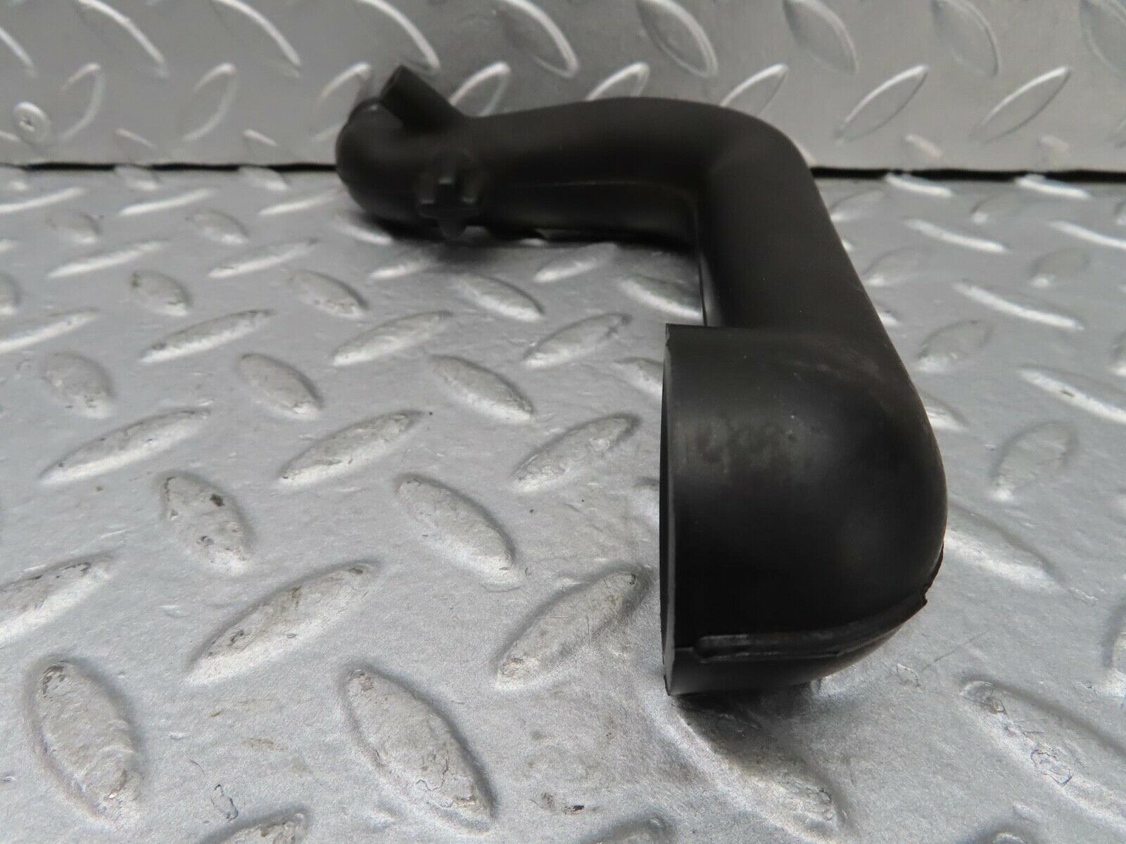 16440 Mercedes-Benz W124 260E Crank Case Breather Hose 1030941082