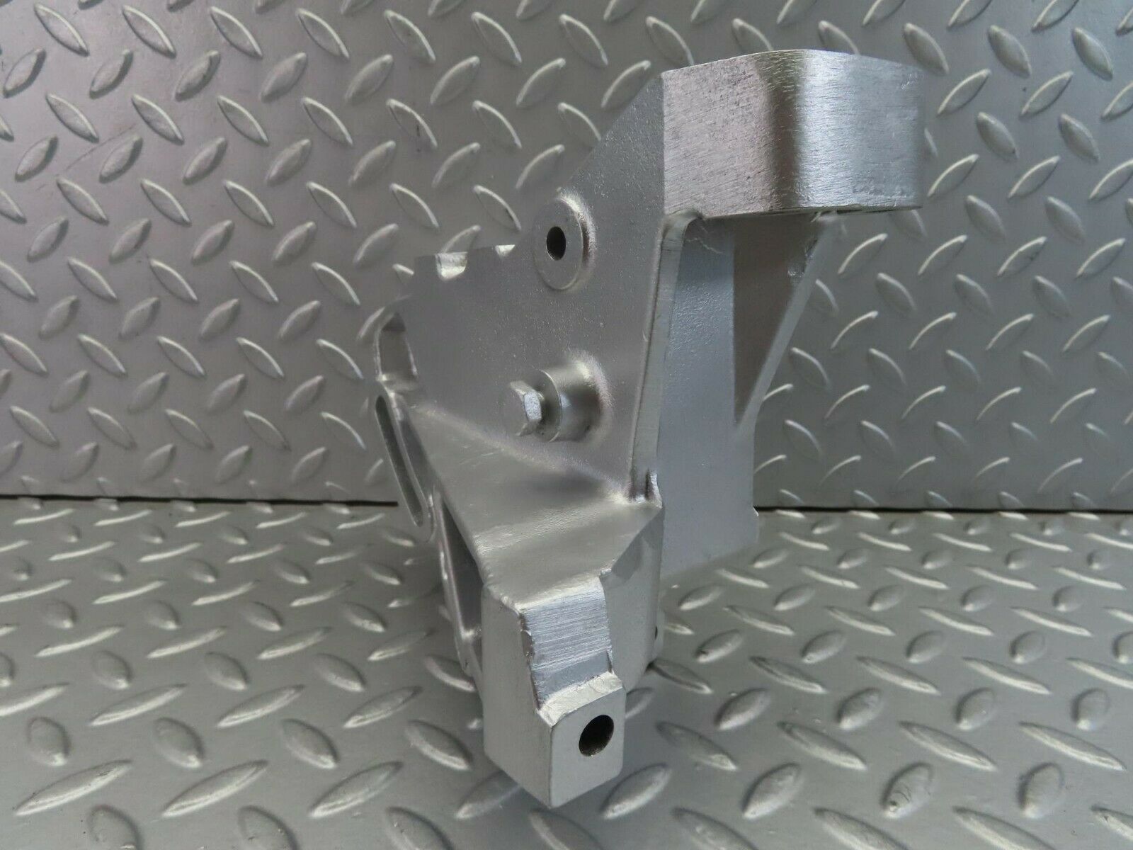 7548 Mercedes-Benz Power Steering Pump Bracket OM617