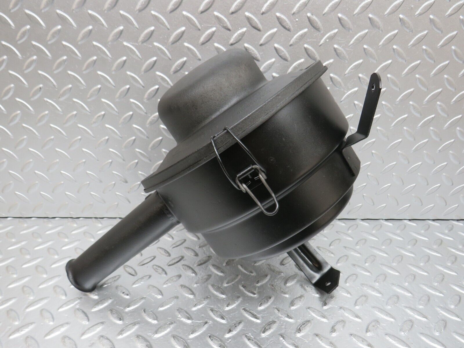 31144 Mercedes-Benz W123 200D Air Filter Box Housing 0100942902