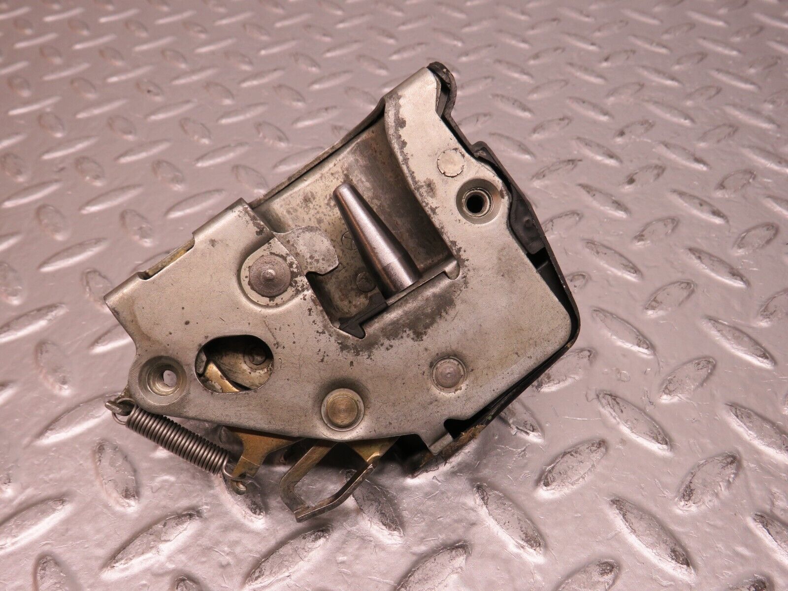 31083 Mercedes-Benz W123 200D Front Left Door Lock Mechanism 1237230108