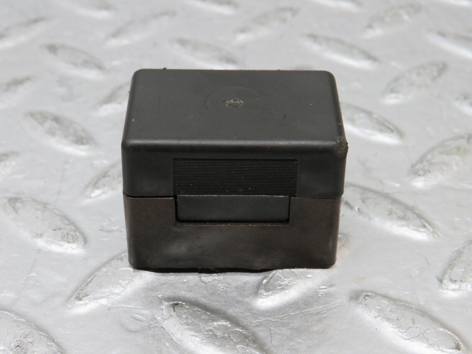 37322 Mercedes-Benz W109 300SEL Fuse Box Connector