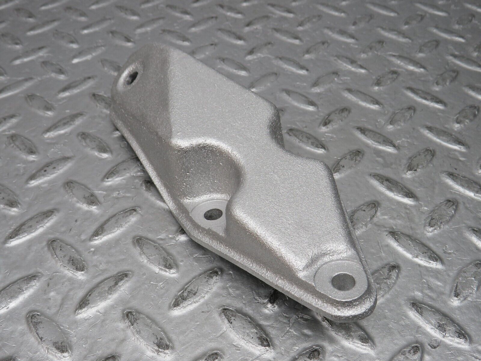 37351 Mercedes-Benz W109 300SEL Engine Mount Bracket Support Right 1092410302