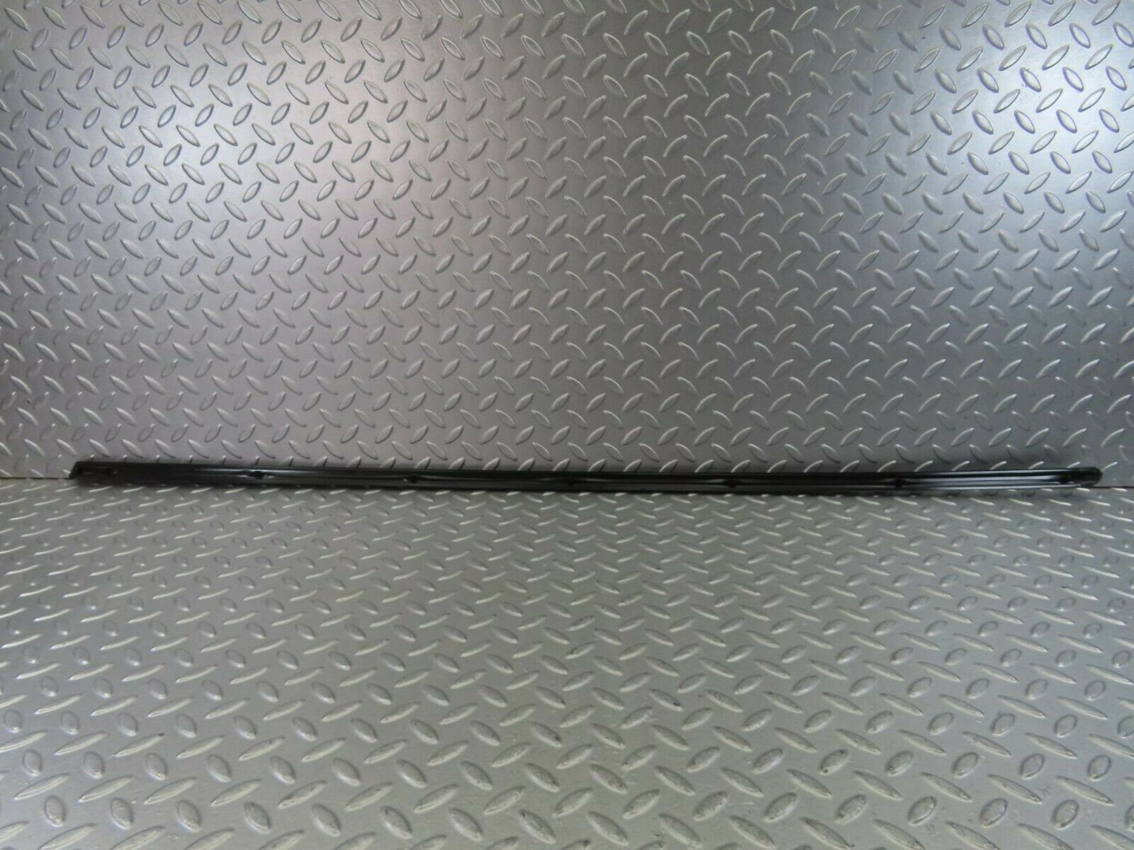 10275 Mercedes-Benz W123 Front Right Fender Wing Centre Moulding Trim