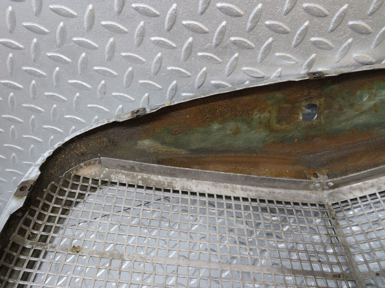 40343 Mercedes-Benz W110 230 Bonnet Grill Chrome