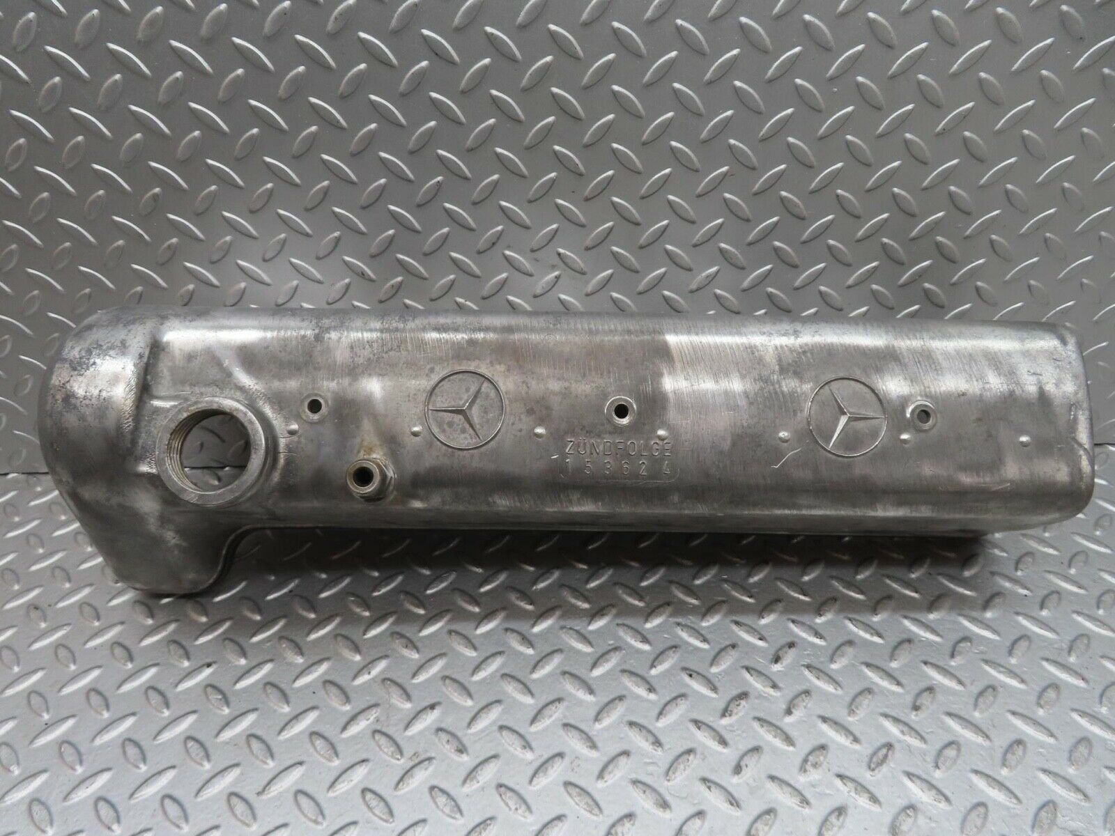 13825 Mercedes-Benz W111 230S Cylinder Head Valve Cover 1800161305