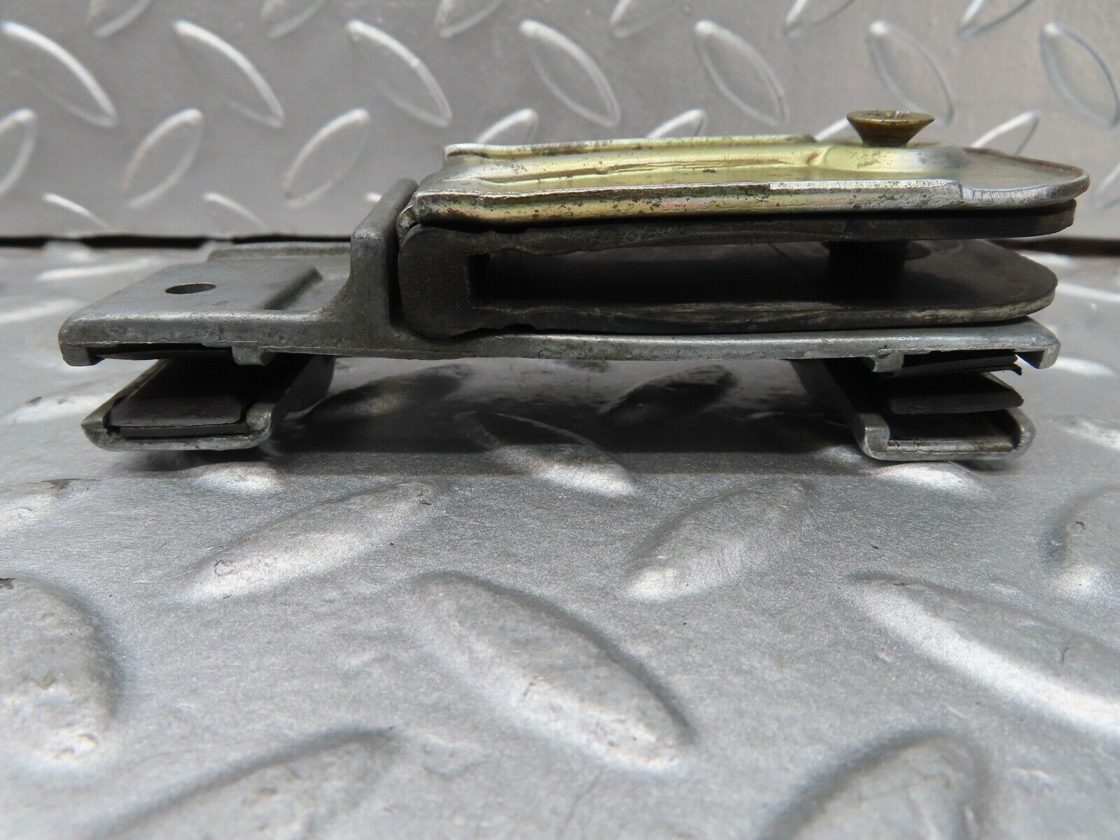 16928 Mercedes-Benz C123 280CE Coupe Door Glass Fixing Clip Left 1237250132