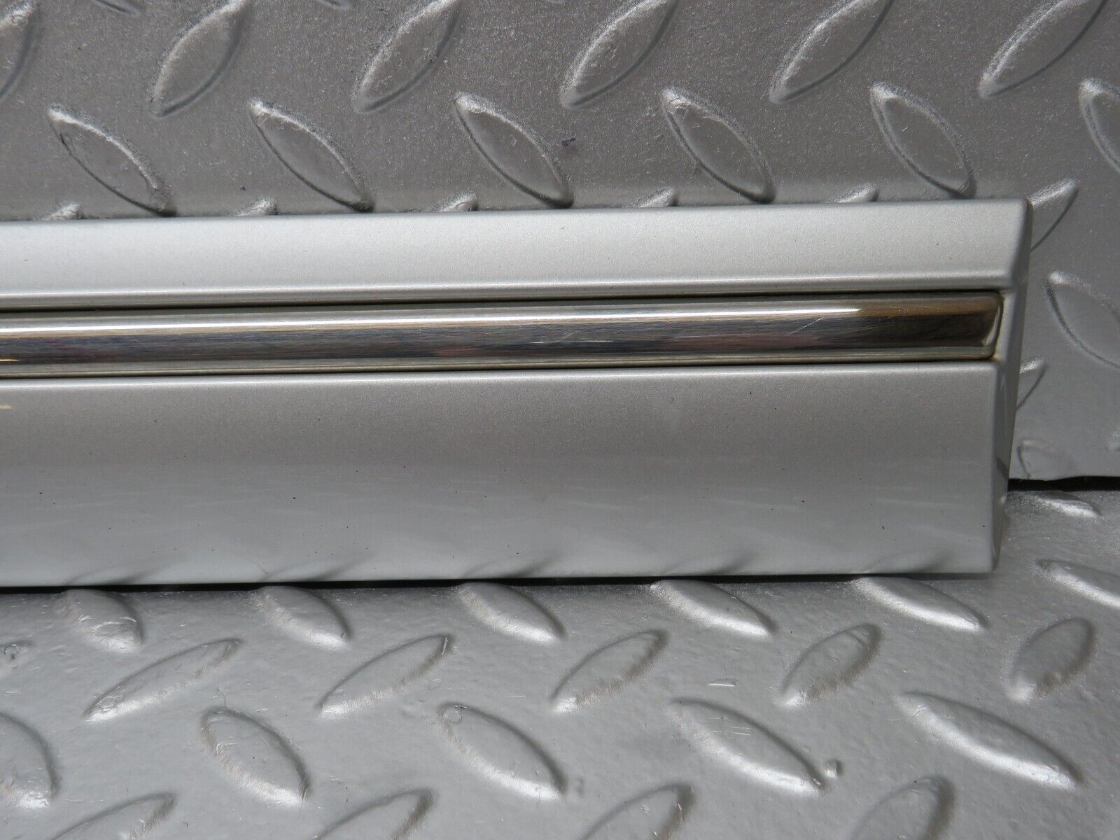 34714 Mercedes-Benz W210 320E Front Right Door Centre Moulding Trim 2106900482