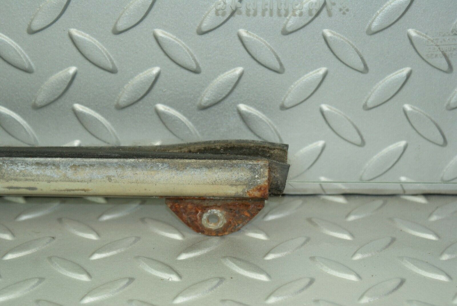 3098 Mercedes-Benz W115 220D Rear Right Door Window Glass