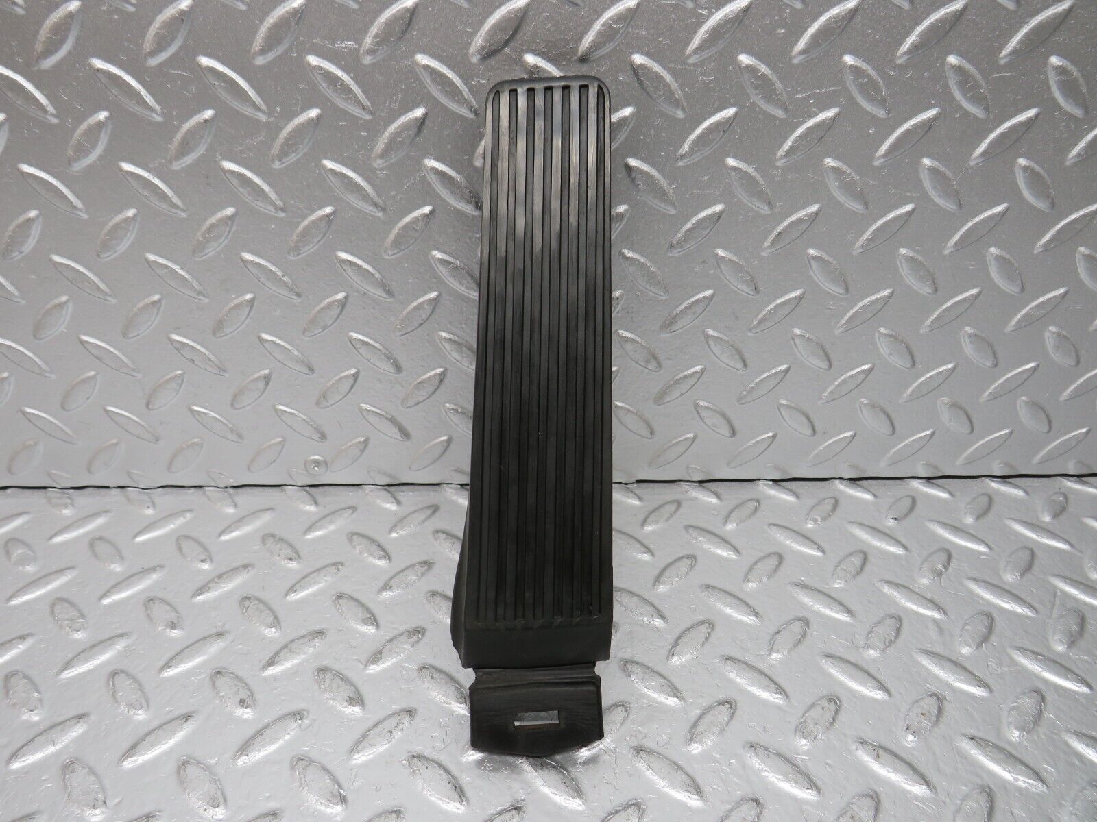 32597 Mercedes-Benz S124 300TE Wagon Accelerator Pedal With Rubber 1233010082