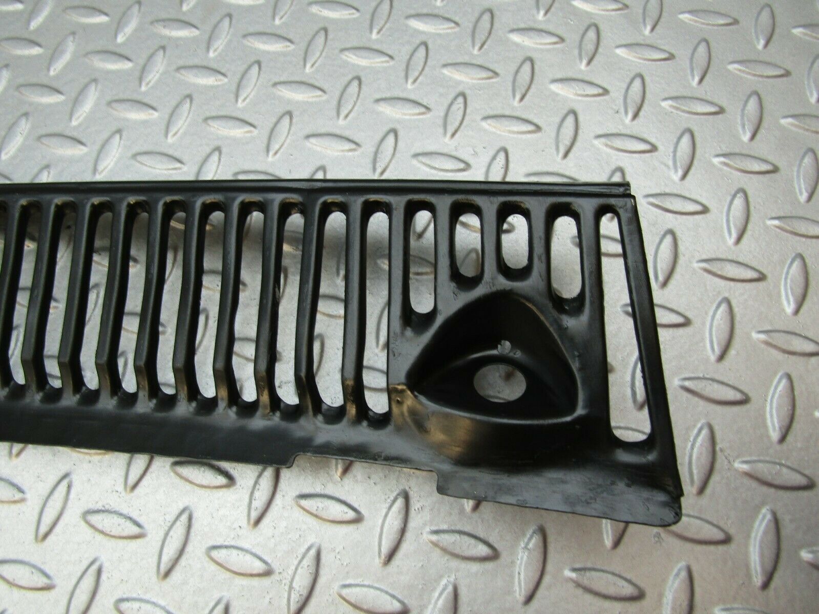 3344 Mercedes-Benz W115 220D External Air Ventilation Grille