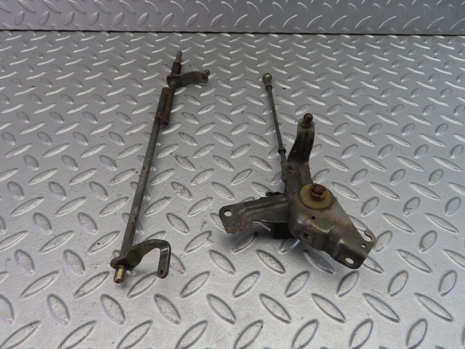 35827 Mercedes-Benz W116 450SE Throttle Linkage