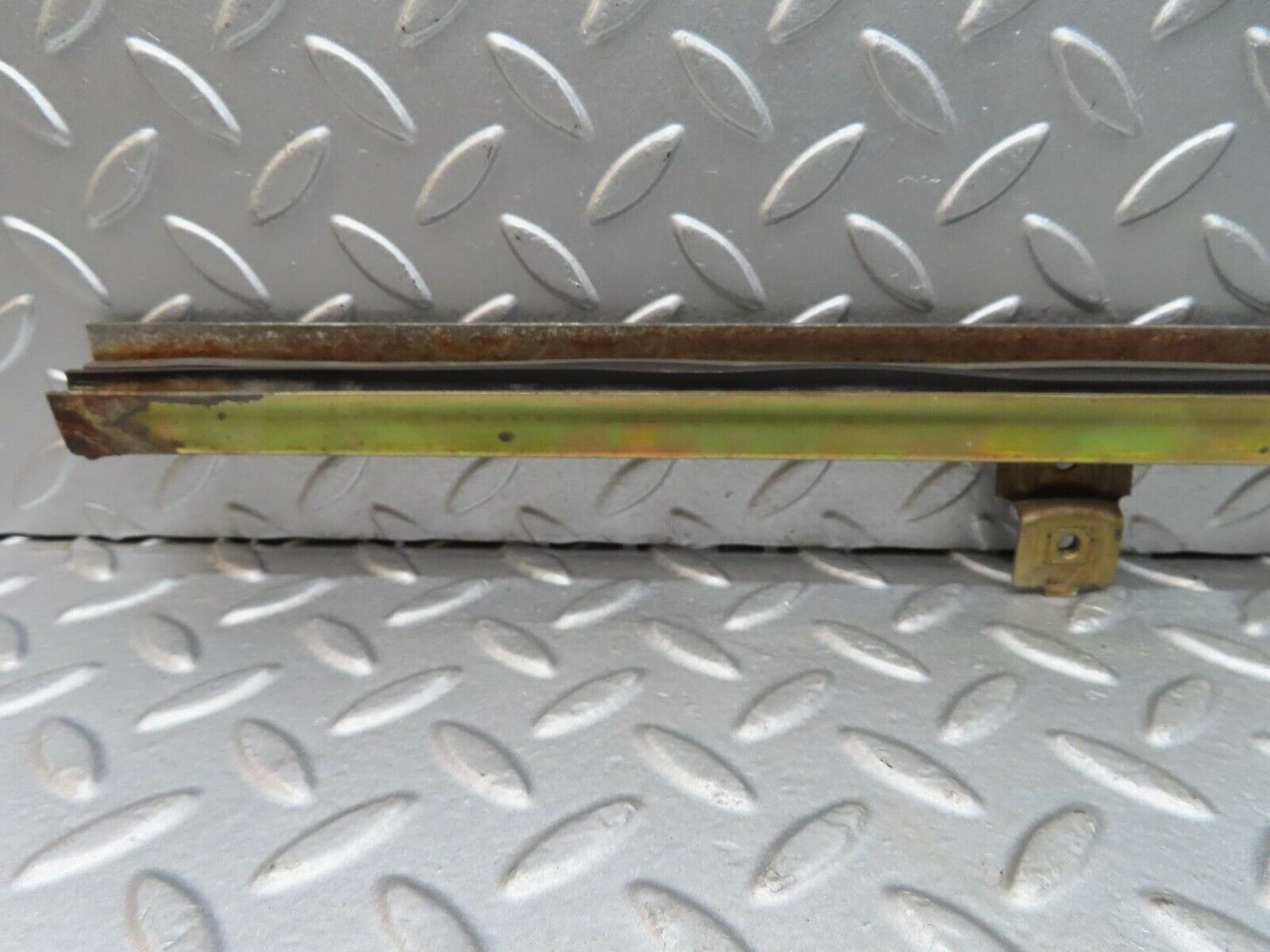 1110 Mercedes-Benz C123 230CE Coupe Front Right Door Window Bottom Rail