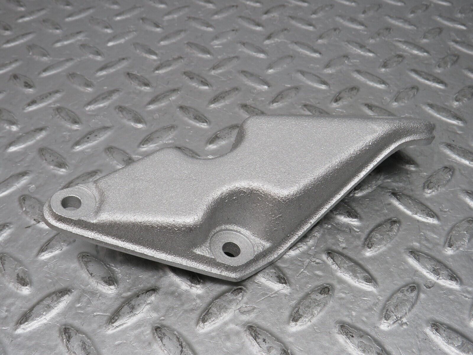 37351 Mercedes-Benz W109 300SEL Engine Mount Bracket Support Right 1092410302