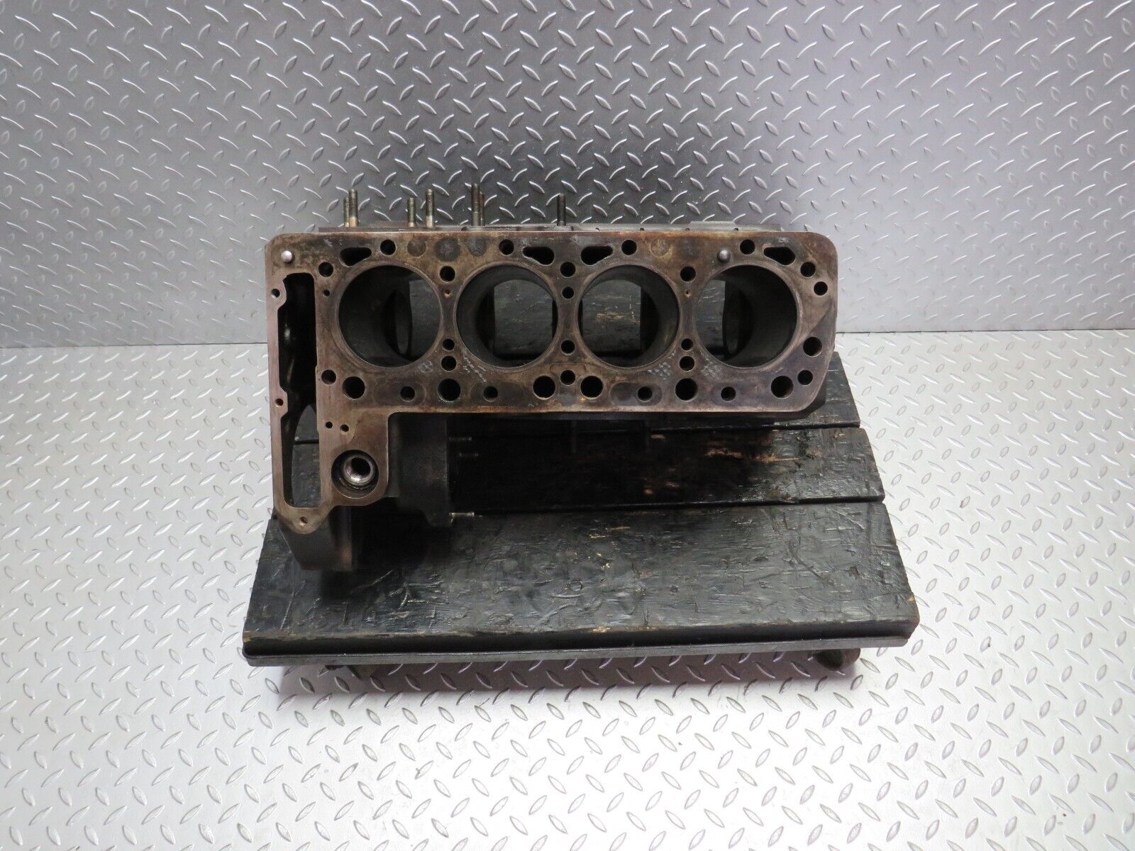 31170 Mercedes-Benz W123 200D Engine Block OM615.940 6150113001