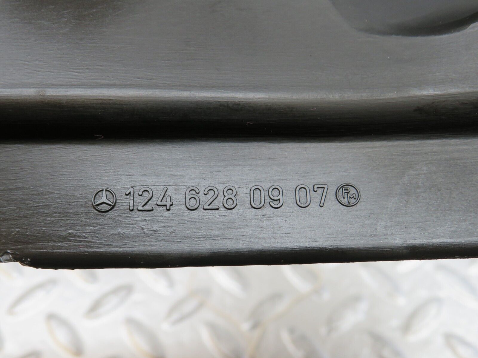 29359 Mercedes-Benz W124 230E Covering Side Member Pair 1246280907 1246281007