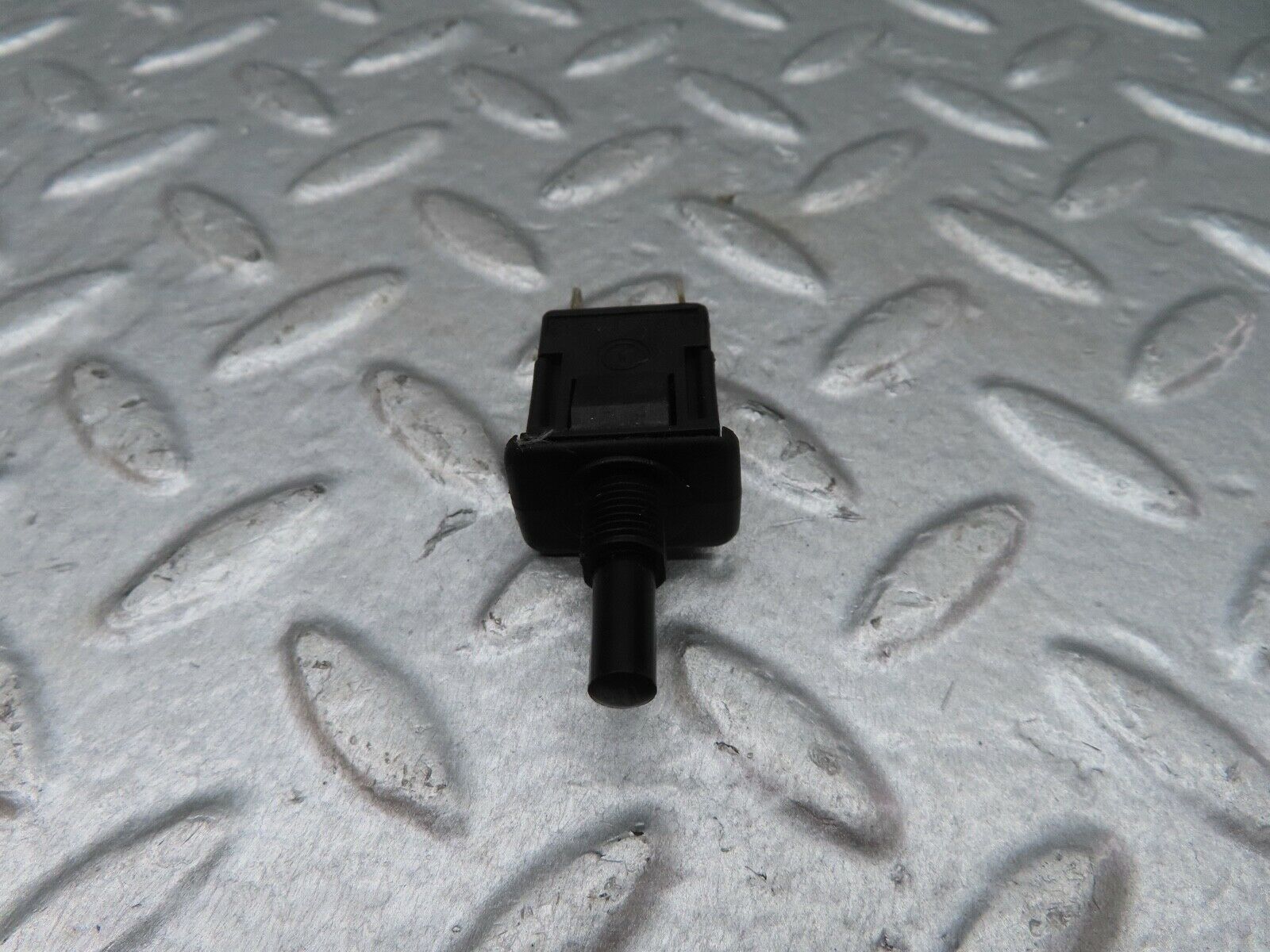 18088 Mercedes-Benz W123 200 Door Contact Switch 0008212852