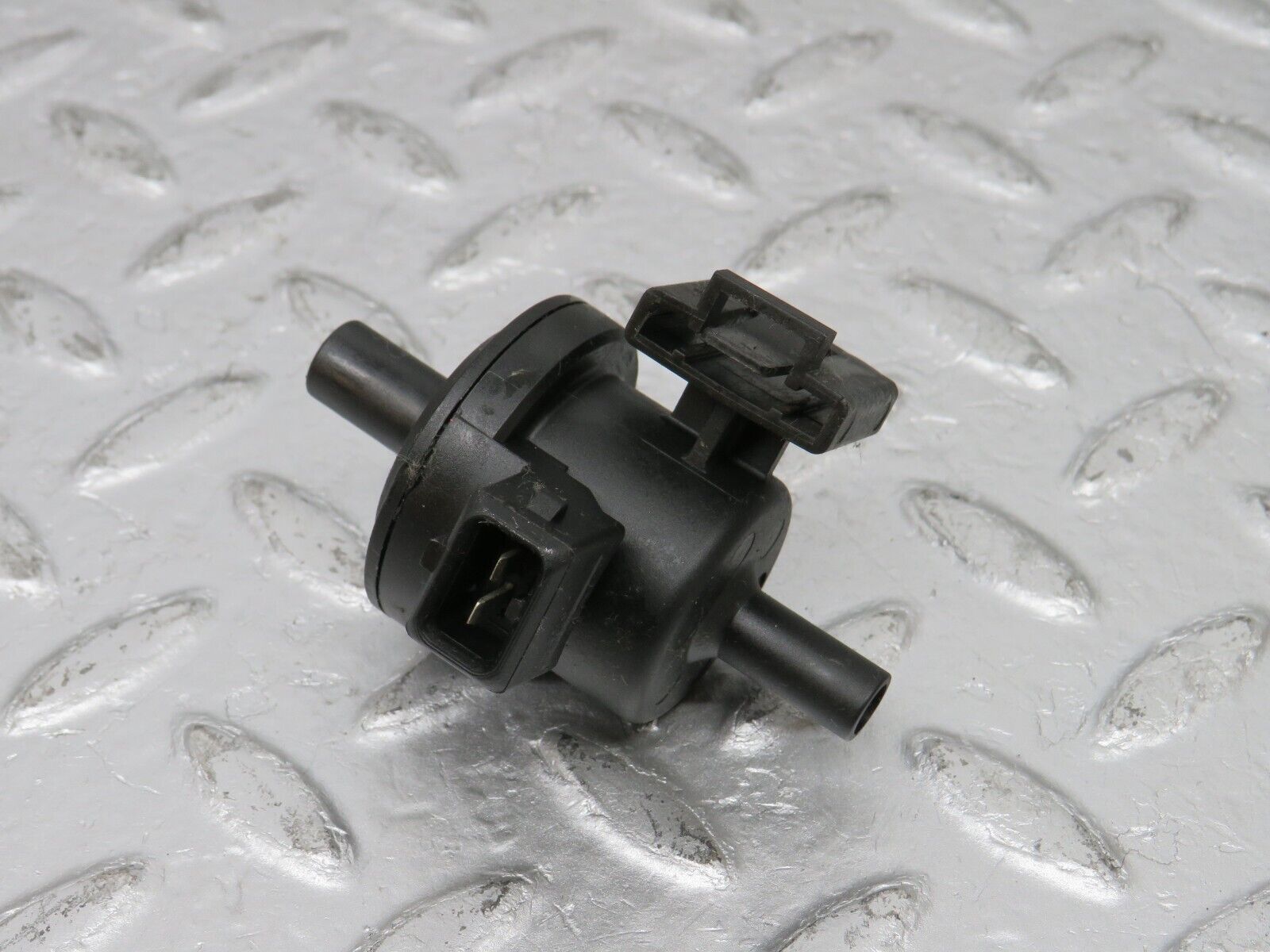 33313 Mercedes-Benz W202 C180 Fuel Purge Valve 2024700093