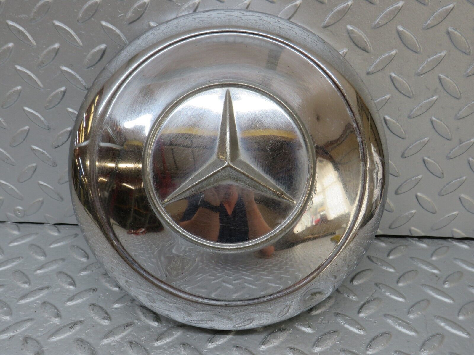 35762 Mercedes-Benz W108 Chrome Wheel Hub Cap
