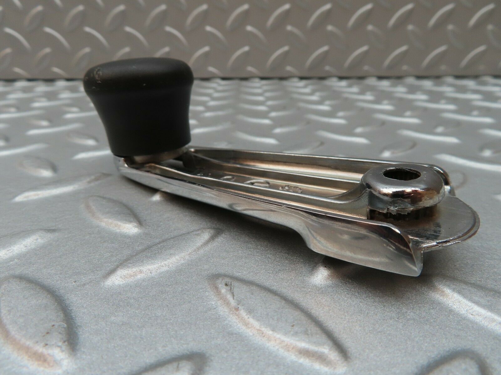 3829 Mercedes-Benz S123 200T Wagon Window Liftert Crank Handle