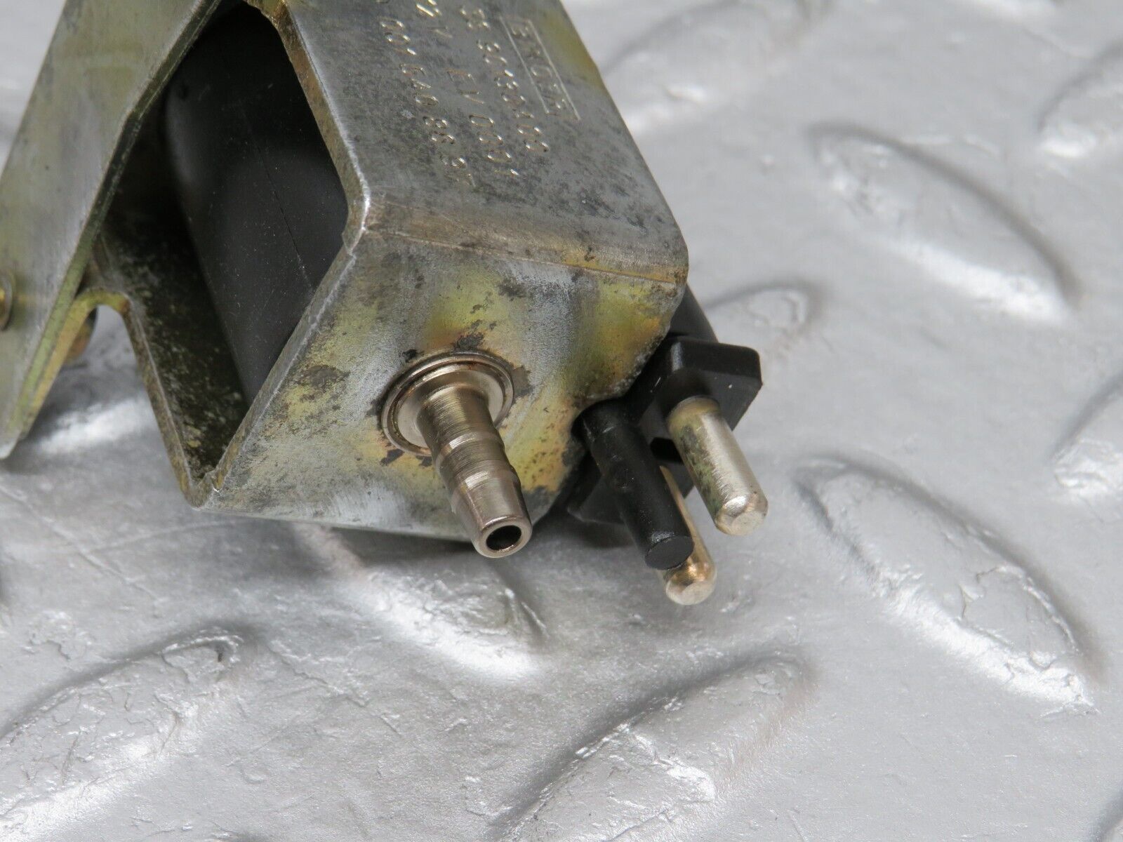 36583 Mercedes-Benz W201 190E 2.0L Vacuum Control Valve 0015408697