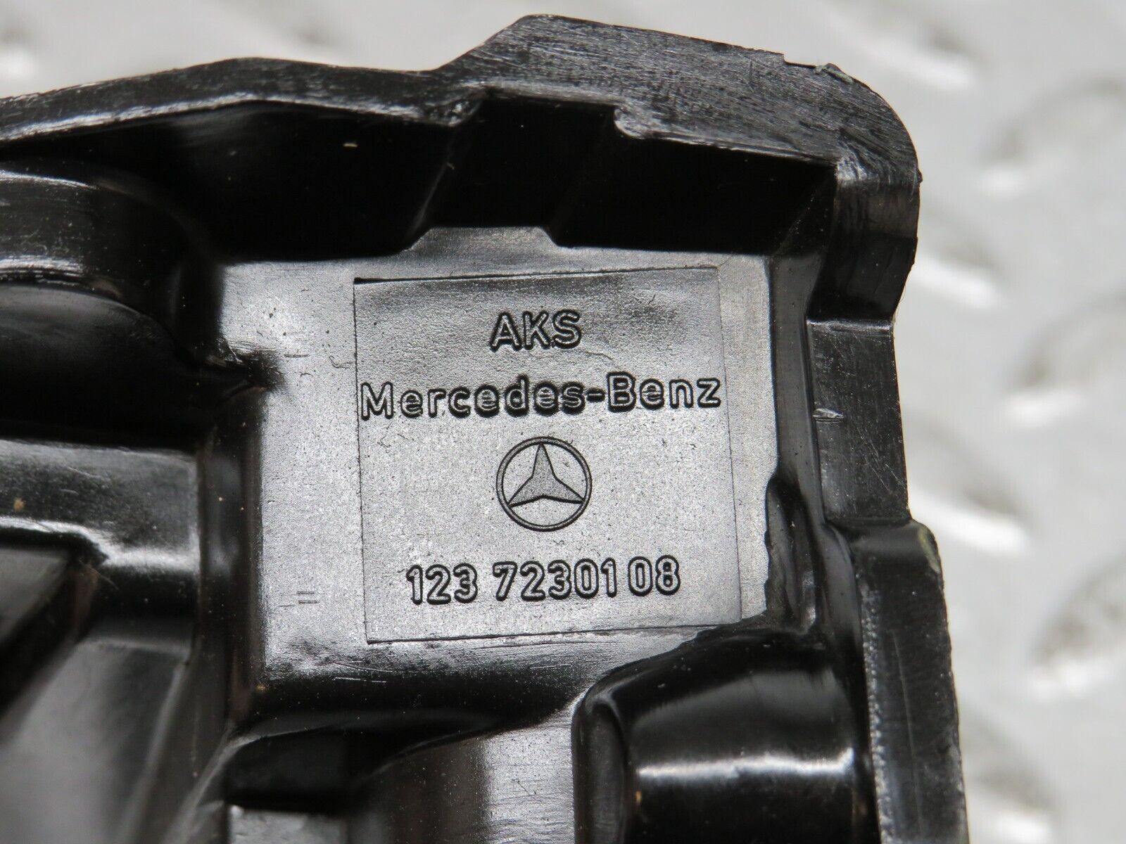 32142 Mercedes-Benz W123 230E Front Left Door Lock Mechanism 1237230108